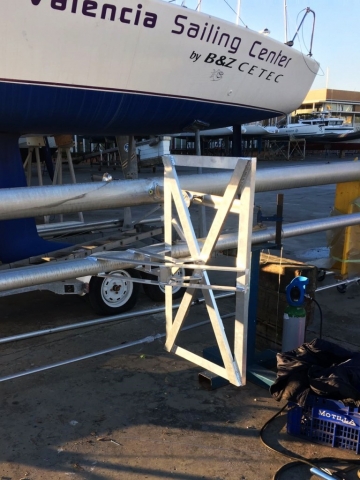 Soporte para placa solar soldado a mástil de embarcación